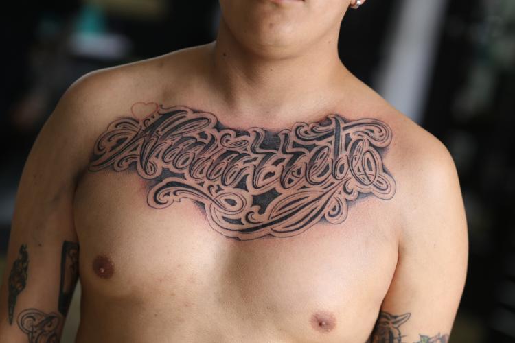 tatuajes en el pecho para hombres letras