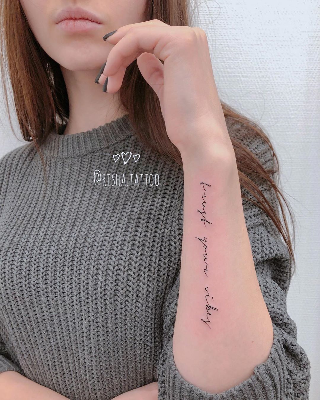 tatuajes finos para mujer en el brazo