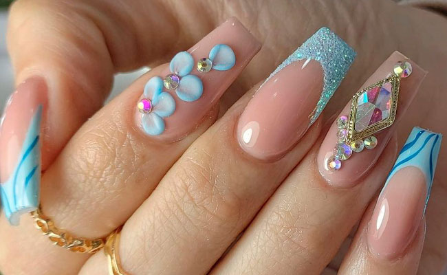 uñas con flores 3d y piedras