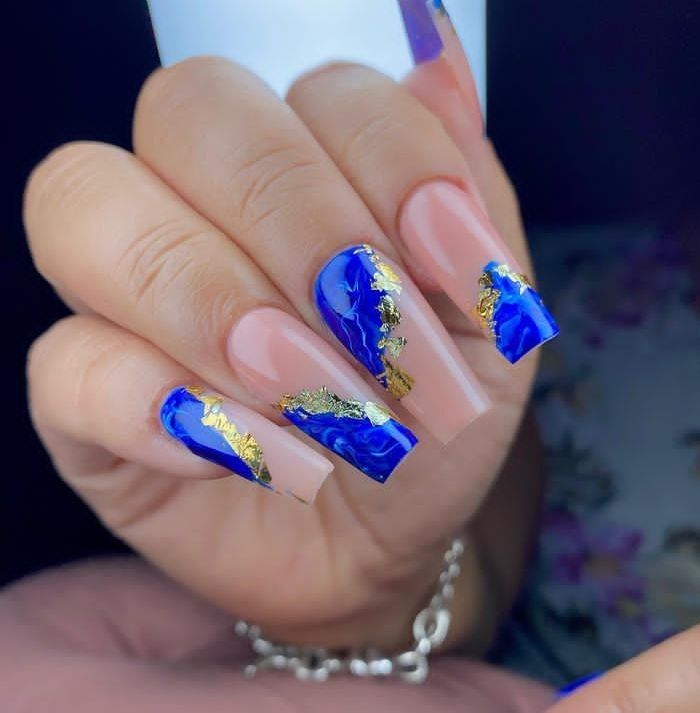 uñas en azul rey con dorado